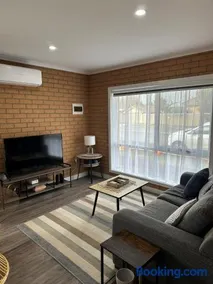 LBarza Stylish New One Bedroom Apartment - Image 3