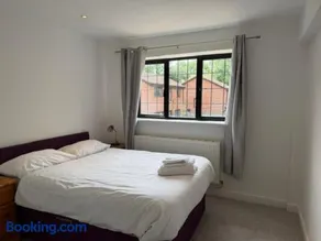 Spacious 5-Bed Entire Home - Image 2