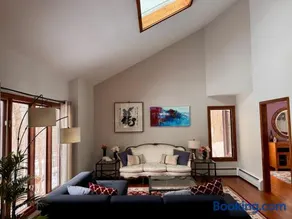 Spacious 4BR Near Beaches WFH Office & Pool - Image 1