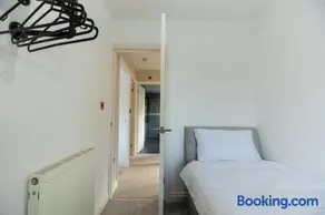 FREE parking, LARGE House for Contractors & Families, Sleeps 5, 4 miles to BLACKPOOL - Image 4