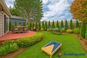 Entire house with Four Bedrooms, Hot Tub, BBQ, Private Backyard, FREE WiFi and Parking, near Seattle, EV - Image 4