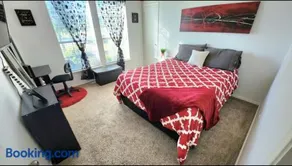 Comfortable Queen Bedroom with workspace - Image 1