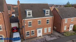 Spacious 5-Bed Detached House, Sleeps 10, Parking - Image 5