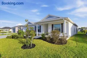Spacious 2BR in The Villages, Near Eastport and Pools - Image 4