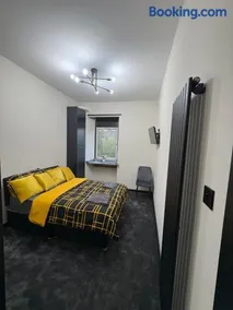 3BR Modernised Home Sleeps 8, Walking Distance to West End, Free Parking - Image 5