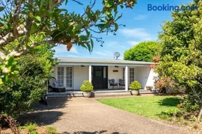 Vince's Landing - Stunning Big Private Waterfront Cottage - Image 3