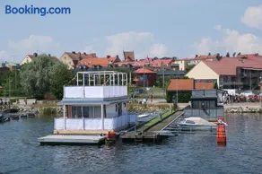 Unique floating retreat Sleeps 4 - Image 3