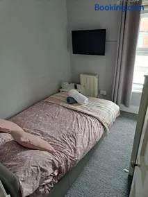 Entire town house with free parking - Image 5