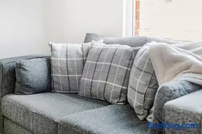10 OFF CityCentral 2BR Parking, Workspace, Garden - Image 2