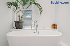 Graceful 3BR Haven in the Peak District - Image 4