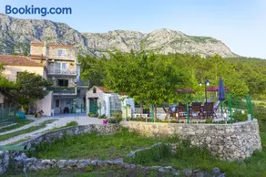 Family-friendly apartments with swimming pool Gornji Tucepi, Makarska - 17686 - Image 1
