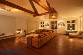 GUT KLETKAMP "Penthouse im Schloss" - Premium-Ferienwohnung mit 5 Schlafzimmern auf 400qm I Kamin I 2 Wohnzimmer I Garten & Terrasse I Wald- und Seeblick I Profi-Küche I 15 Min zur Ostsee I Parkplätze I WLAN - Image 2