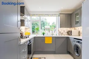 Stunning Place, close to Windsor & Heathrow & Private Parking - Image 4