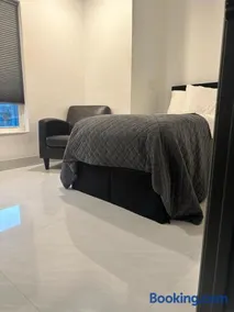 small room with sharing bathroom - Image 4