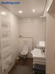 Ruhige 80 m2 Duplexwohnung mit Garten, 2 Bädern und Parkplatz nahe Innenstadt - Image 3