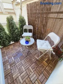 Cozy & Colourful 1 BDR Apartment with Free Street Parking - Image 4