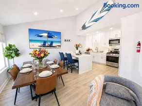 Searenity Suite- Peekaboo Ocean view 1 min walk to Beach - Image 2