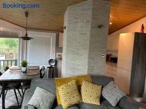 Luxury Lakeside Lodge - Image 3