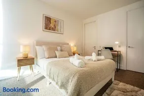 Spacious 2-Bedroom City Centre Apartment with Ensuite - Image 3