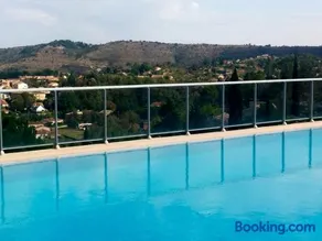 Gite Dans Une Maison En Rez De Chaussée Avec Piscine - Image 1