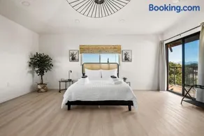 Luxury 6BR Retreat Fast WIFI, Dedicated Workspaces - Image 2