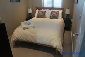 Luxury 2 Bedroom Apartment Windsor - Gated Parking - Image 2