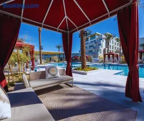 Casa Nube with Beach Club, Pickleball Court , Gym & Spa, Near Airport & Las Vegas Strip - Image 5