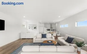 Modern Beachhouse, sea views - Image 2