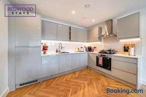 Brand New Premium Serviced Apartments, Free Parking, High-Speed WiFi By Redwood Stays - Image 2