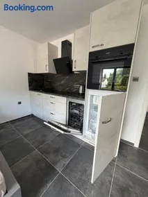Modernes 1-Zimmer Apartment mit Küche und Bad - Image 3