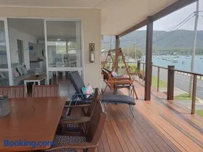 Sensational Waterfront Apartment - Image 5