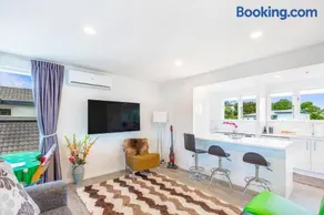 Bright Sunroom in Ellerslie 3BR Home Zodiak Stays - Image 1