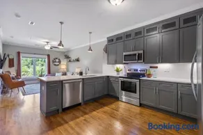 Only 4 Miles to Broadway with Free Parking and TVs in Bedrooms - Image 1