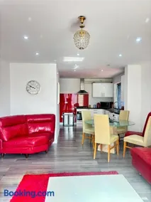6-7 BRs Lovely Property to Stay with Parking - Image 2