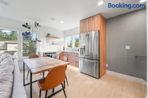 Parkrose Heights Luxury Experience - Image 4