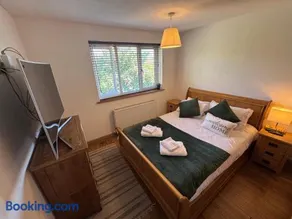 4 Bed Luxury House Northampton Silverstone F1 Parking - Image 4