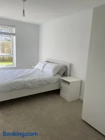 Newly Refurbished Large Apartment With Huge Garden - Image 4