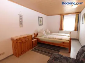 Cosy holiday apartment with large garden and pool - Image 2