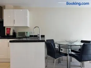 4BR Home - Gym - 3BA - Free Parking - En-suite - Near LGW Airport - Image 2