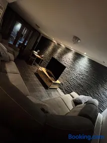 The Moon Stylish Cosy Apartment Near Pontypool - Image 2