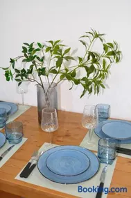 B3 Near Airport - Cozy Home, Walk to Shops & Eats - Image 3