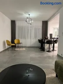 Heel Appartement 90m2 met 2 slaapkamers woonkamer Keuken badkamer privé garage - Image 2