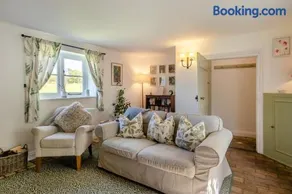 Gardeners Cottage - Image 2