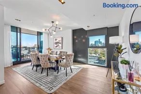 Luxe 3BR Apt with Stunning Views, Parking and Pool - Image 4