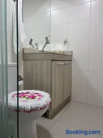 QUARTO COM BANHEIRO PRIVATIVO no espelho D'agua Coração Pedra Branca - Image 4