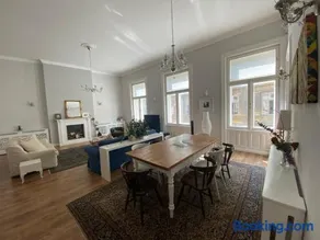 Urban Haven - 3 Beds, 3 Baths, Free Parking, Near Central Market - Image 2