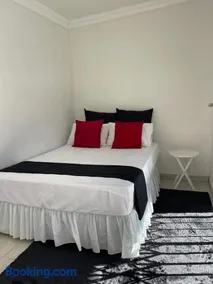 Kwa Mmaloapi Guest House - Image 3
