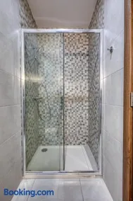 Gzira Penthouse 2BR Peaceful Balcony - Image 5