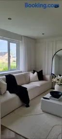 Luxury 3 bedroom house with free parking - Image 2