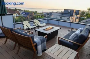 Modern Studio with Rooftop Deck and Sunset Views - Image 1
